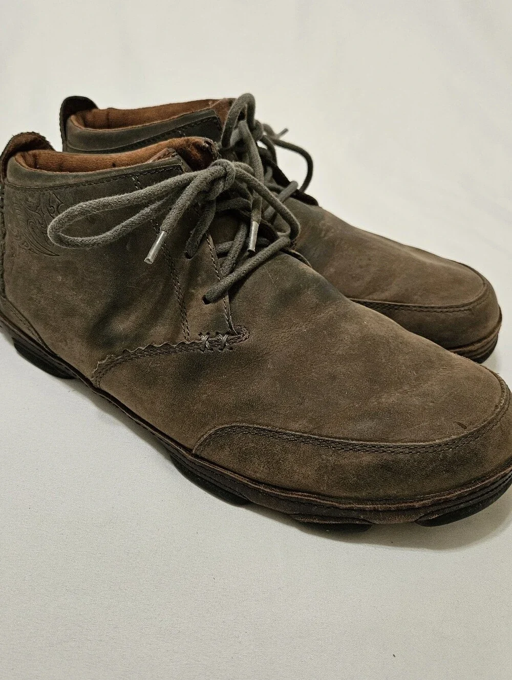 OluKai Men's Size 11 Brown Kamuela Leather Embossed Ankle Chukka Boots